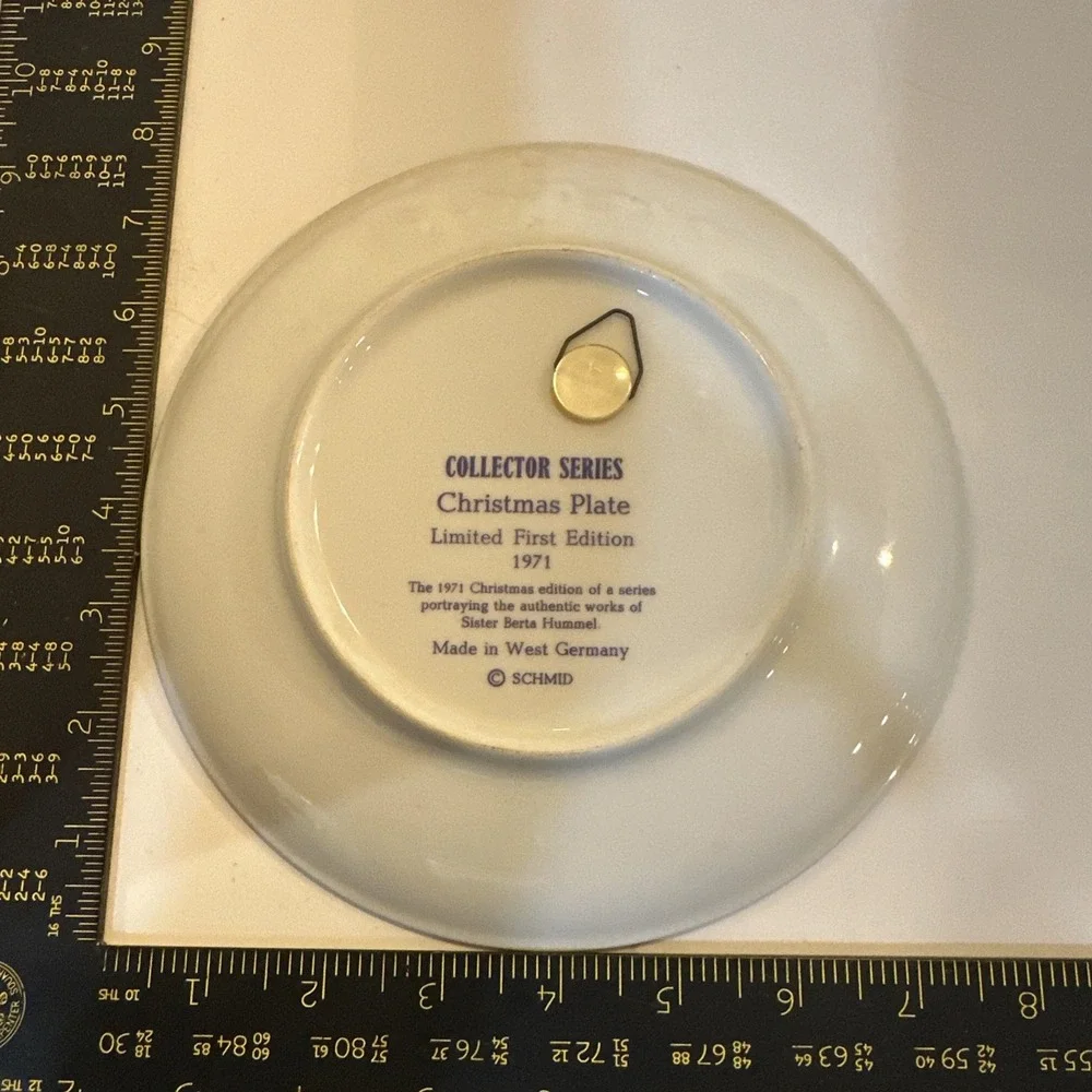 1971 Collector Series Christmas Plate by‎ Sister Berta Hummel
